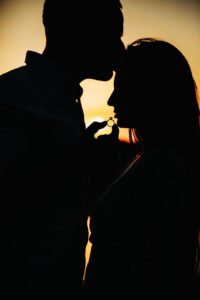 夫が急に優しいのは浮気のサインなの？