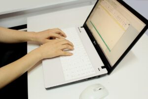 浮気の相談は探偵と弁護士どちらにすれば良いのか？
