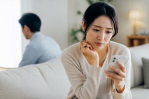 夫の浮気を親に相談するべきか迷った時の対処法は？